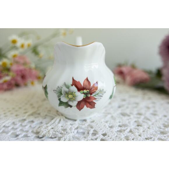 Vintage Royal Patricia Ivy & Poinsettia Pattern - 2 Teacups & Creamer - Picture 2 of 9